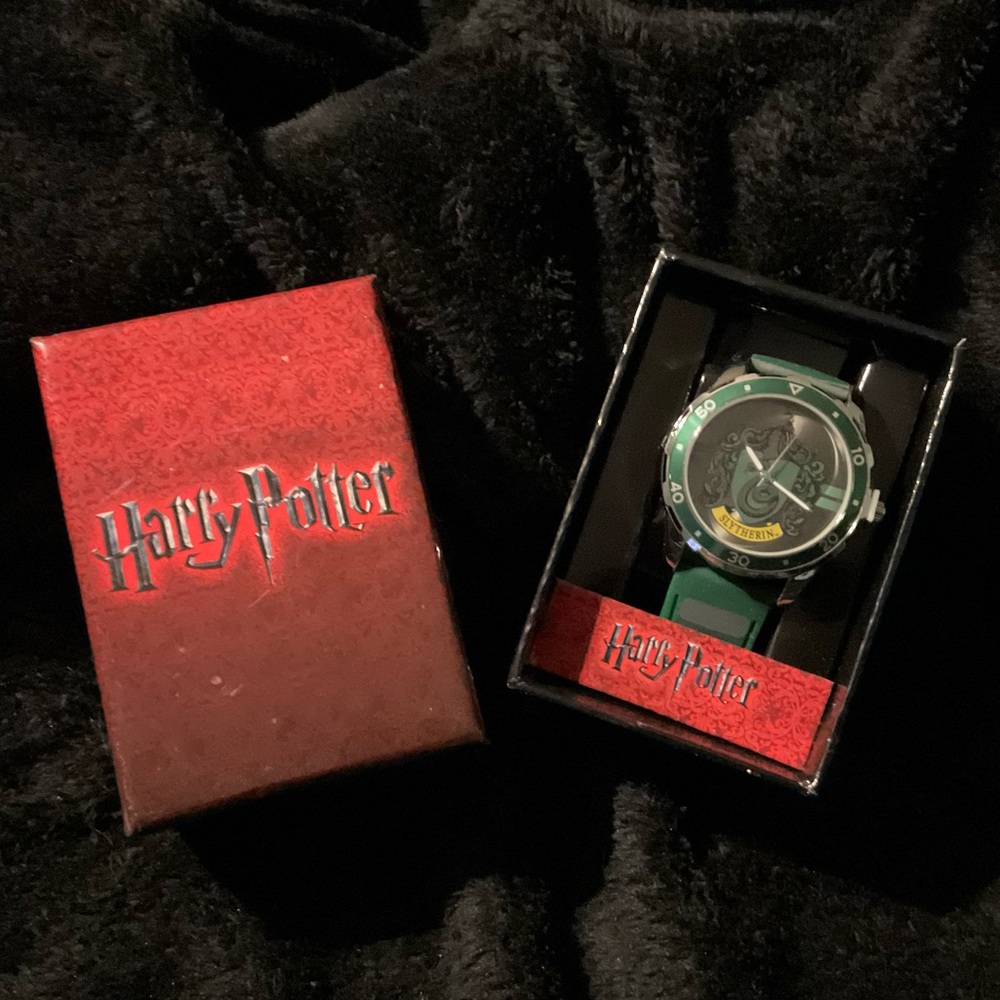 🍎 HARRY POTTER SLYTHERIN WATCH NEW IN BOX RARE - Picture 2 of 9